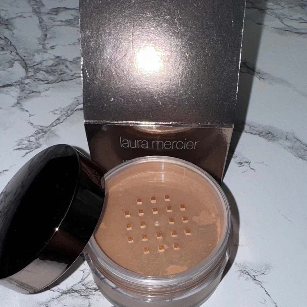 NWT Laura Mercier translucent loose setting powder: medium deep glow